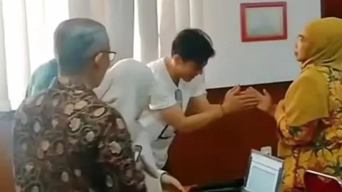 Momen Ariel NOAH reuni dengan teman-teman SMA dan menyambangi SMA-nya, adabnya terhadap para guru jadi sorotan