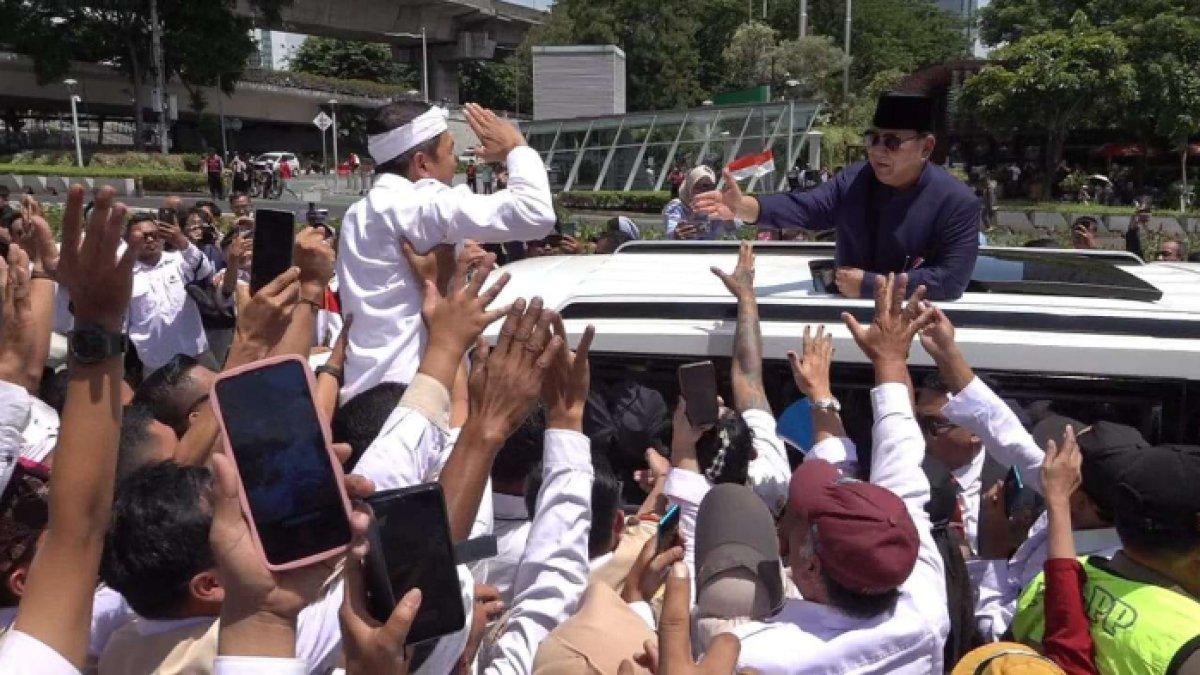 Momen Cagub Jabar Dedi Mulyadi diajak Presiden Prabowo Subianto naik ke atap mobil 'Maung Garuda'.