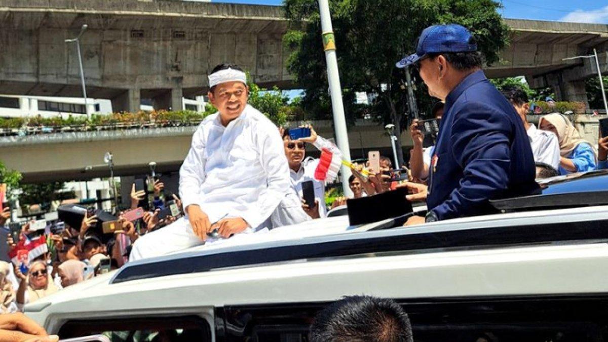 Momen Dedi Mulyadi diajak Prabowo naik Mobil 'Maung Garuda' setelah pelantikan untuk sapa warga.