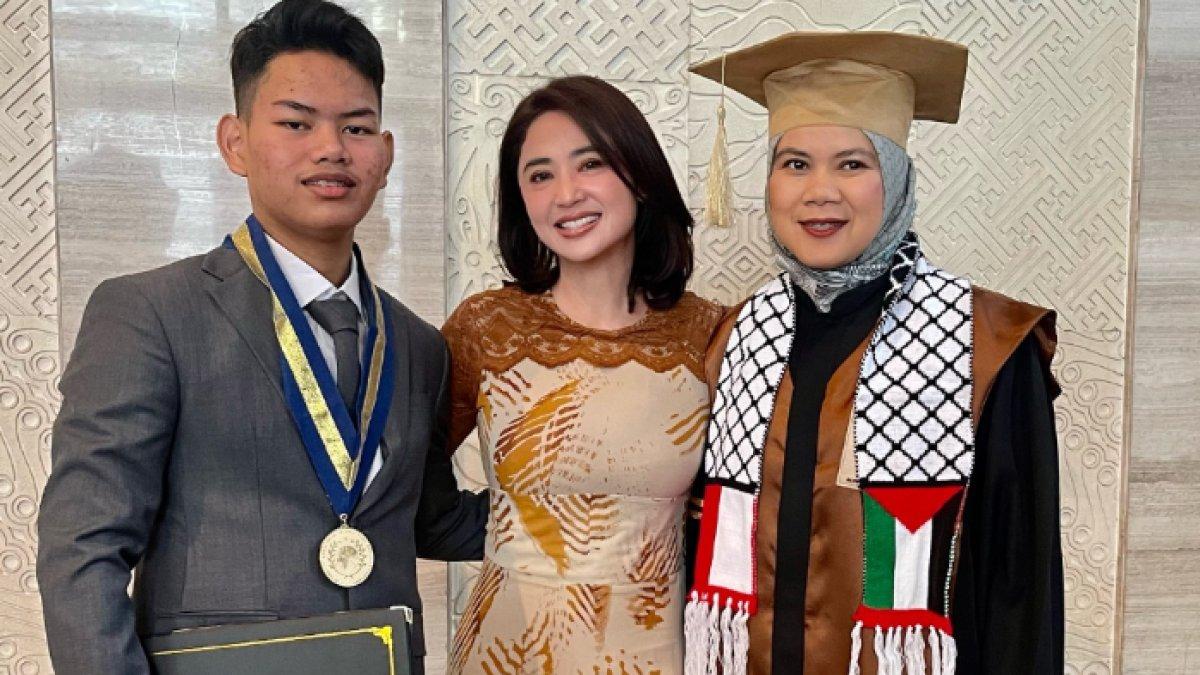 Momen Dewi Perssik hadiri wisuda Felice Gabriel ditemani sang guru.
