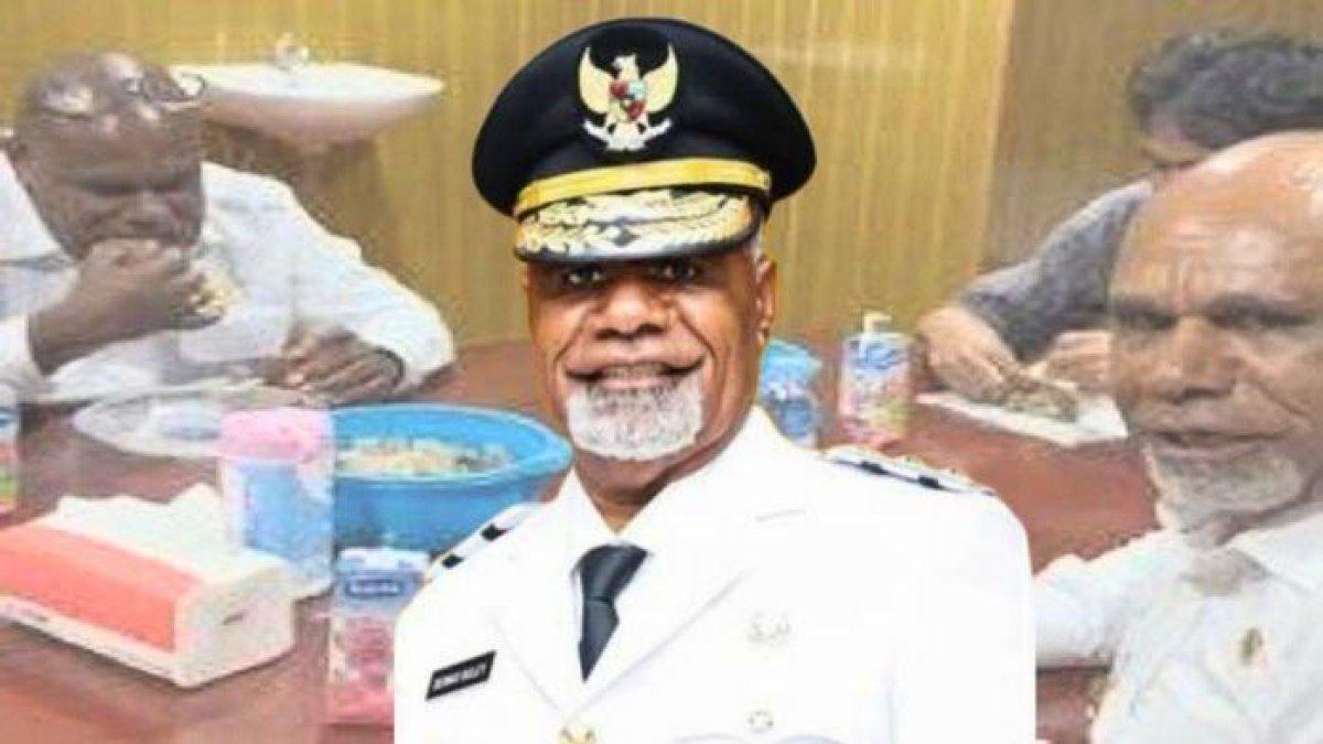 PROFIL DEINAS GELEY - Momen Gubernur Papua Tengah, Meki Fritz Nawipa dan Wakilnya, Deinas Geley makan menggunakan penutup rantang viral di sosial media. Berikut profil Wakil Gubernur Deinas Geley.