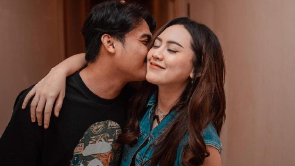 Momen Happy Asmara mencium dan menjilat pipi Gilga Sahid