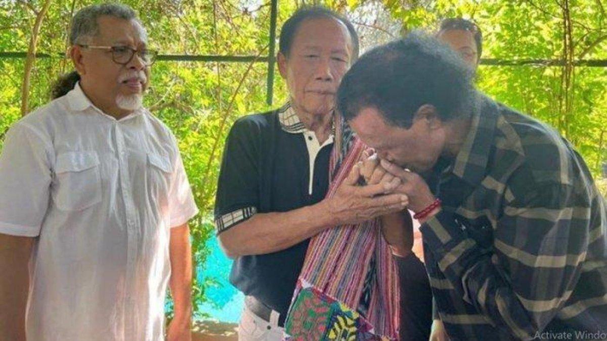 MINTA MAAF- Momen Hercules minta maaf ke Sutiyoso cium tangan dan beri kain khas Timor Leste. Hercules minta maaf dan juga menyerahkan kain khas Timor Leste sebagai bentuk permintaan maaf.