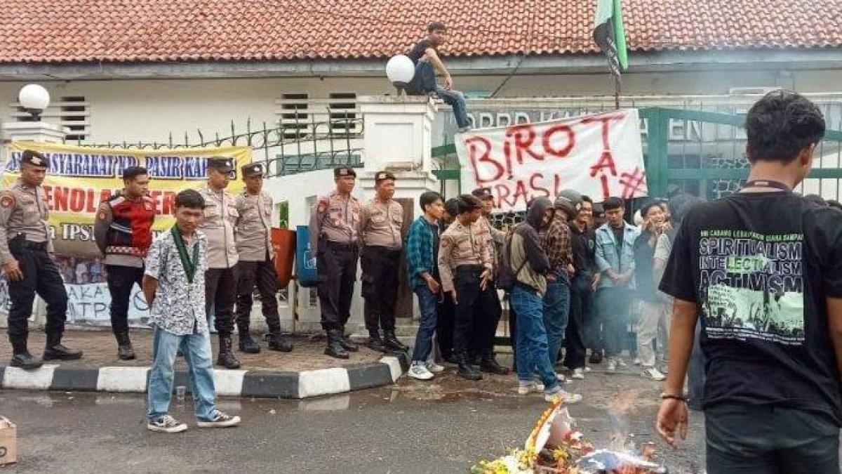 100 HARI KERJA - Momen Himpunan Mahasiswa Islam (HMI) Cabang Lebak saat melakukan aksi demonstrasi di halaman kantor DPRD Lebak. Bupati Lebak Hasbi Jayabaya diminta profesional dalam menekan perusahaan di Lebak agar taat bayar pajak.