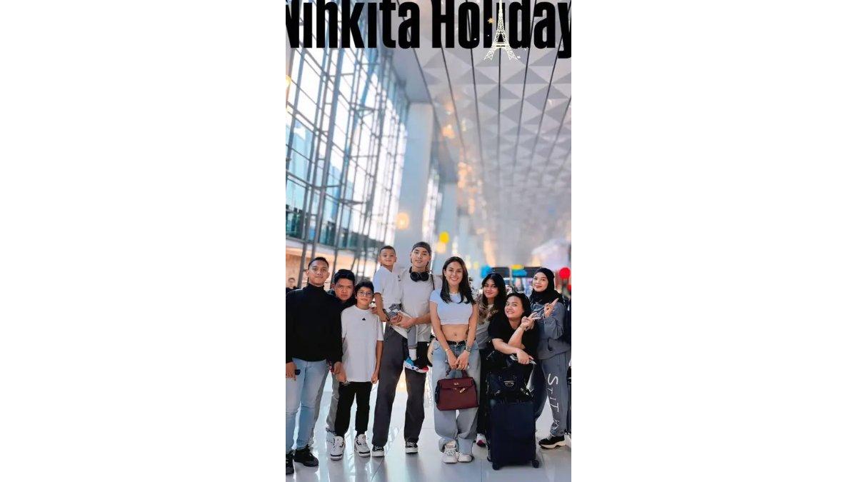 Momen Mattew Gilbert liburan dengan Nikita Mirzani dan anak-anaknya.