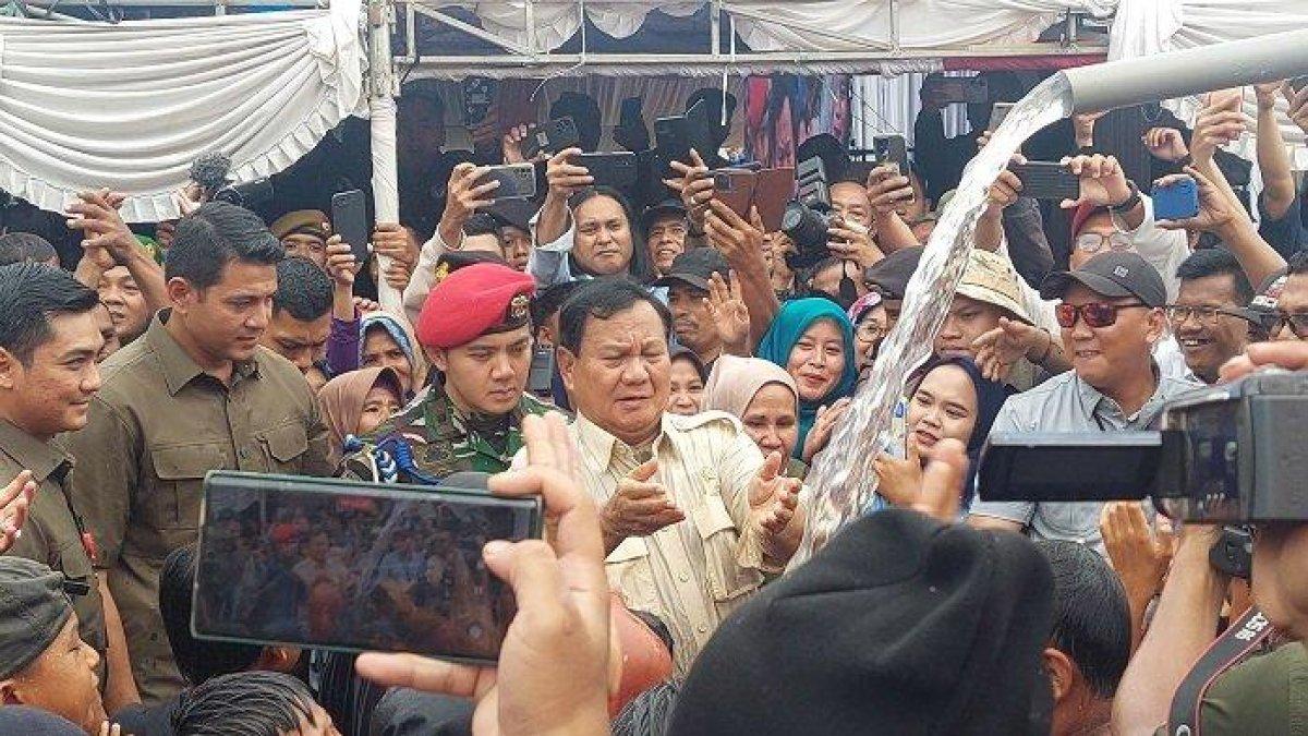Momen Menhan Prabowo Subianto saat bermain air dengan anak-anak di lokasi peresmian sumber air bersih di Desa Karanganyar, Jampang Kulon, Kabupaten Sukabumi, Jawa Barat, Sabtu (30/12/2023) siang.