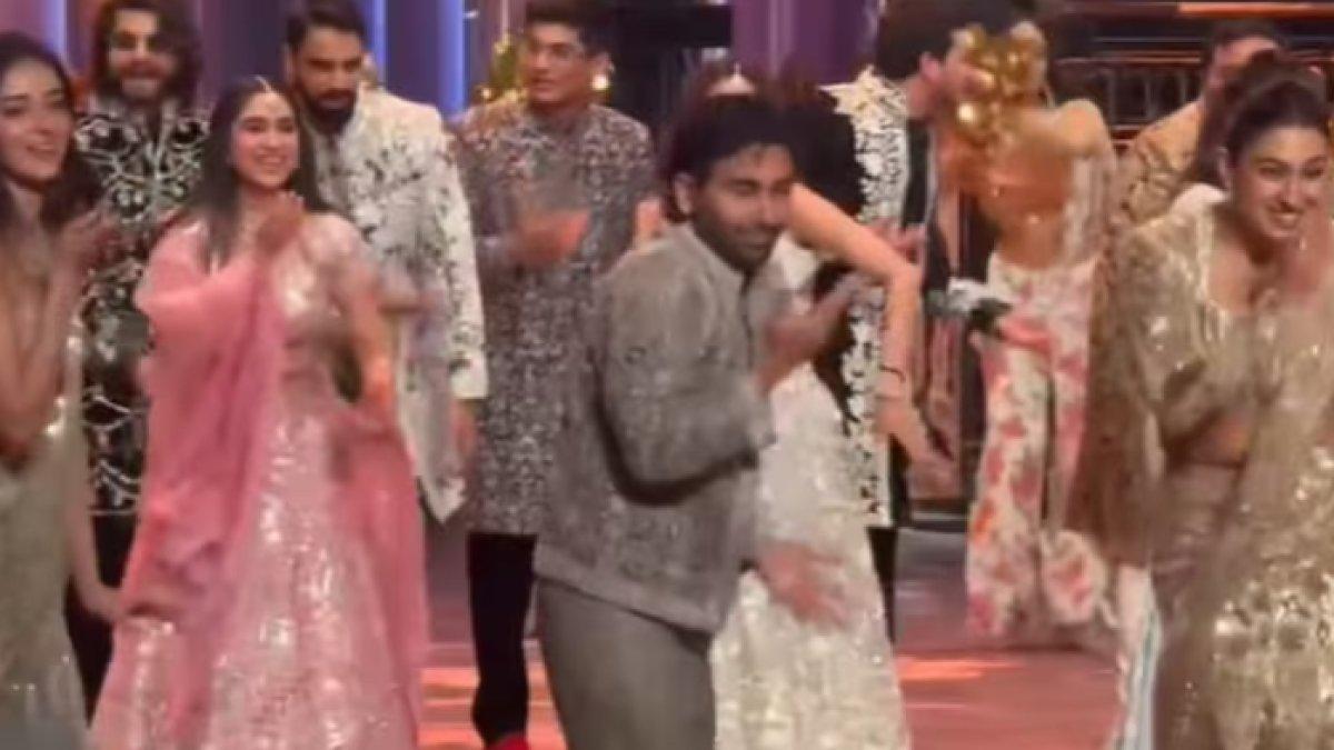 Momen Orry bersama skuad Bollywood Berdansa