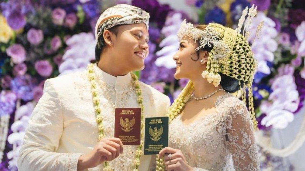 Momen Rizky Febian da Mahalini pamer buku nikah.