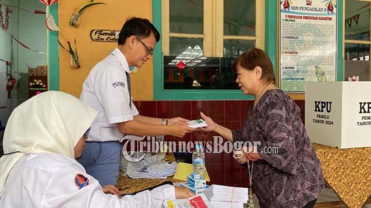 Momen TPS 02 di Kelurahan Pabaton dibuat mirip aktifitas sekolah, Rabu (14/2/2024)