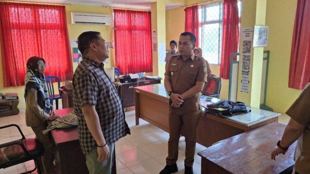 100 HARI KERJA - Momen Wakil Bupati Bengkulu Tengah Tarmizi (kanan) melakukan sidak ke Kantor BPBD Bengkulu Tengah, Selasa (18/3/2025) siang. Sidak ini dilakukan untuk mengetahui kondisi di lapangan terkait kehadiran ASN dan bentuk pelayanan.