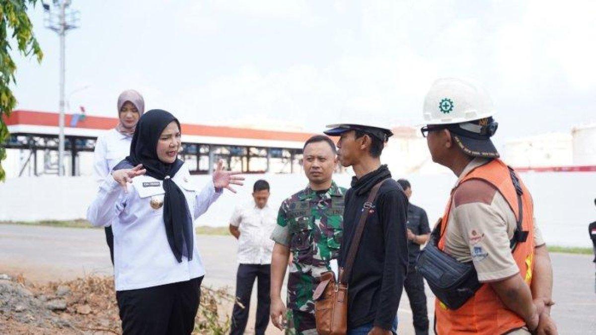 100 HARI KERJA - Momen Wali Kota Bandar Lampung Eva Dwiana saat turun ke lapangan.