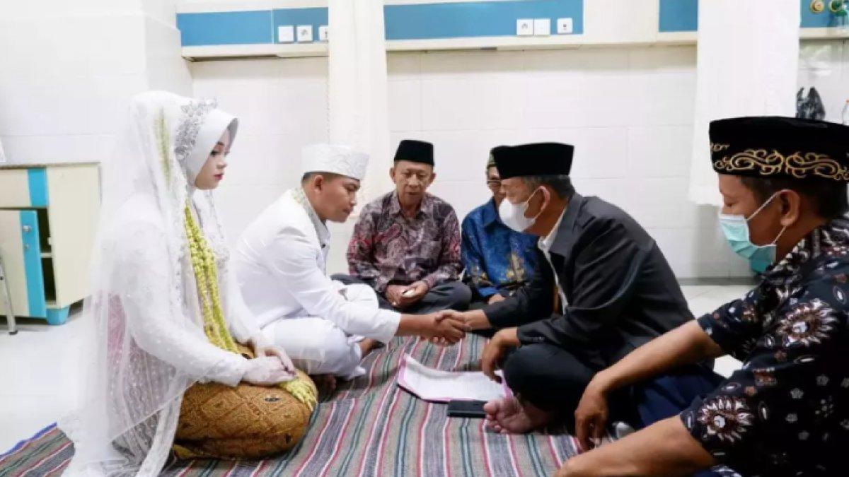 Momen akad nikah di kamar rumah sakit, banjir air mata sang ayah sedang sakit