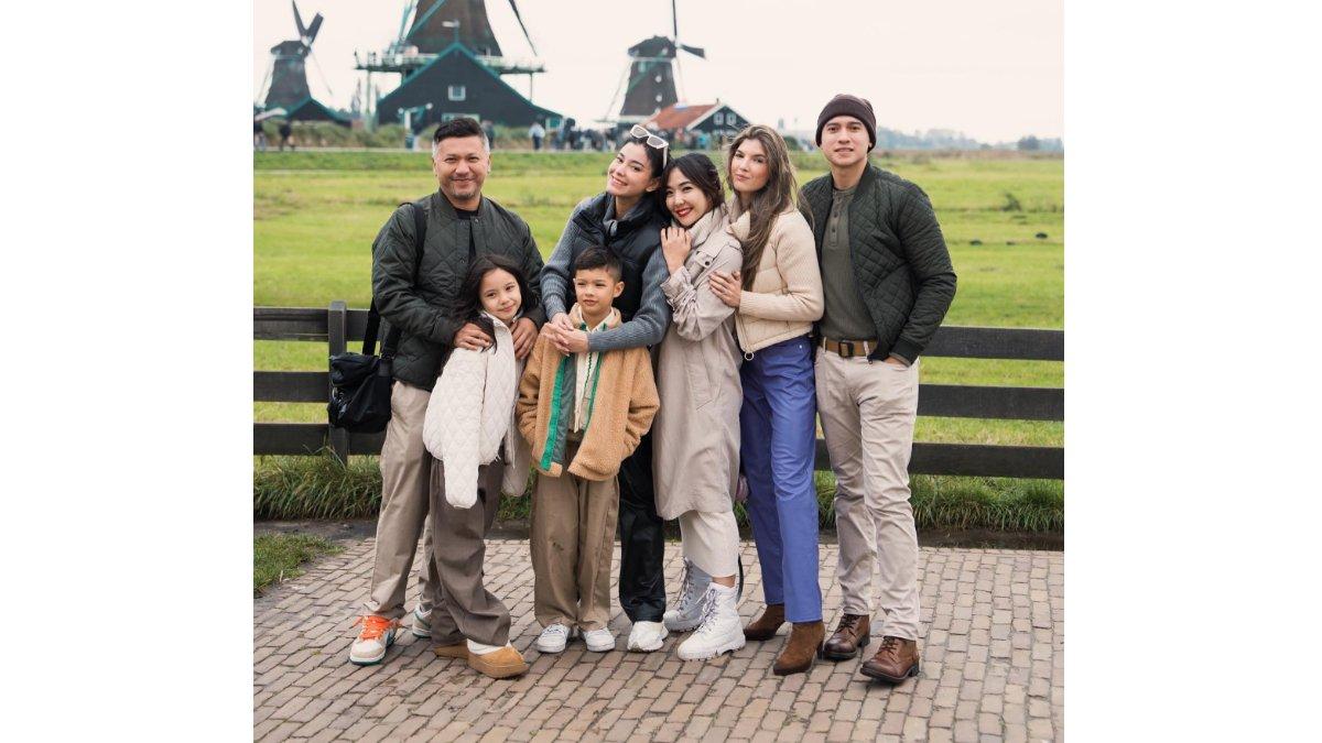 Momen akrab Medina Dina dengan rekan rekan Gading Marten.