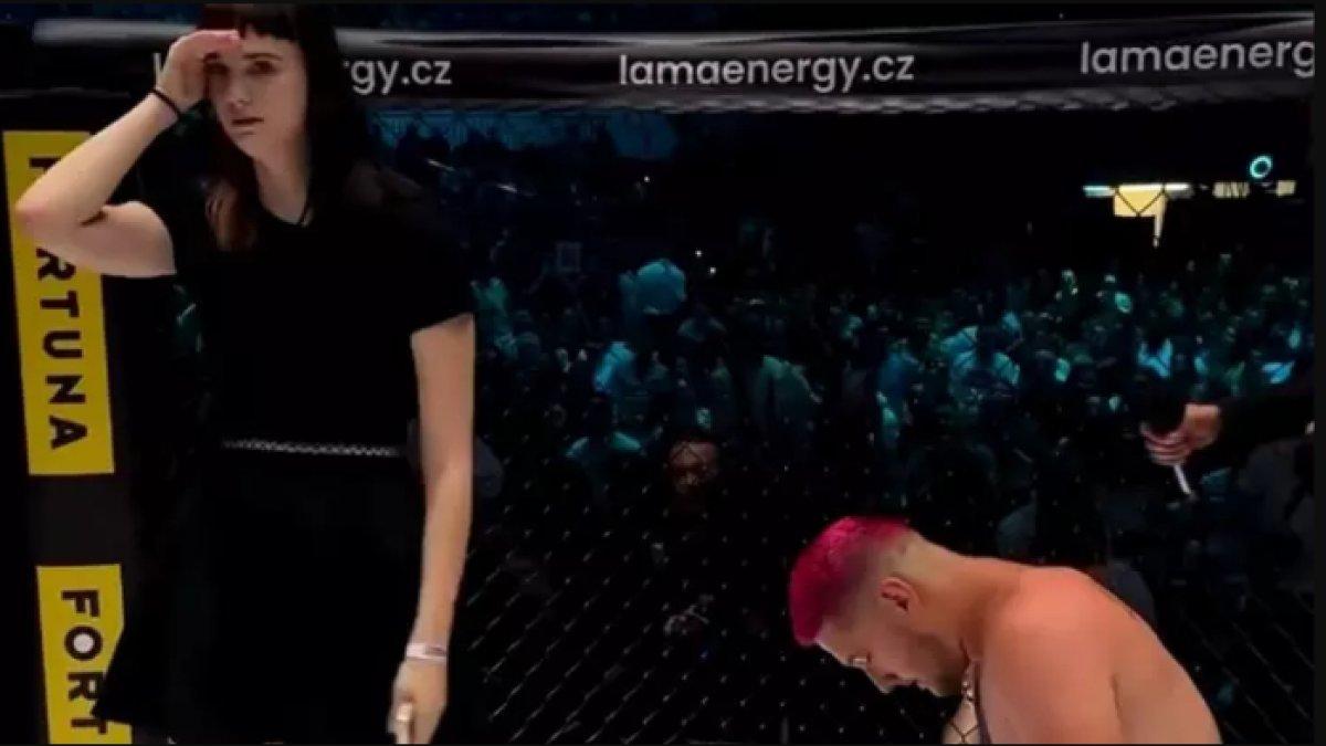 Momen atlet MMA melamar kekasihnya di ring setelah kalah bertanding, endingnya nyesek: ditolak