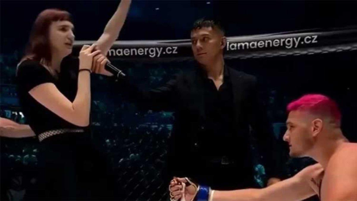 Momen atlet MMA melamar kekasihnya di ring setelah kalah bertanding, endingnya nyesek: ditolak