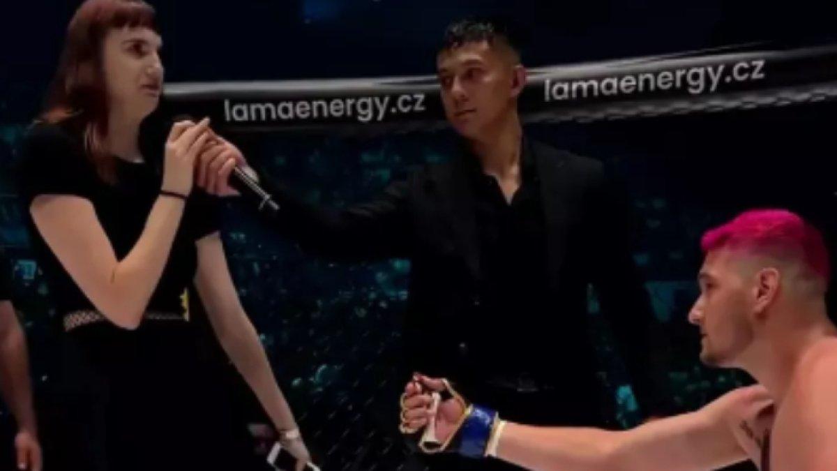 Momen atlet MMA melamar kekasihnya di ring setelah kalah bertanding, endingnya nyesek: ditolak