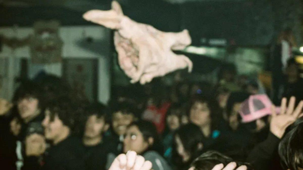 Momen band metal Martyrdom lempar kepala babi ke arah penonton, kini tuai kecaman