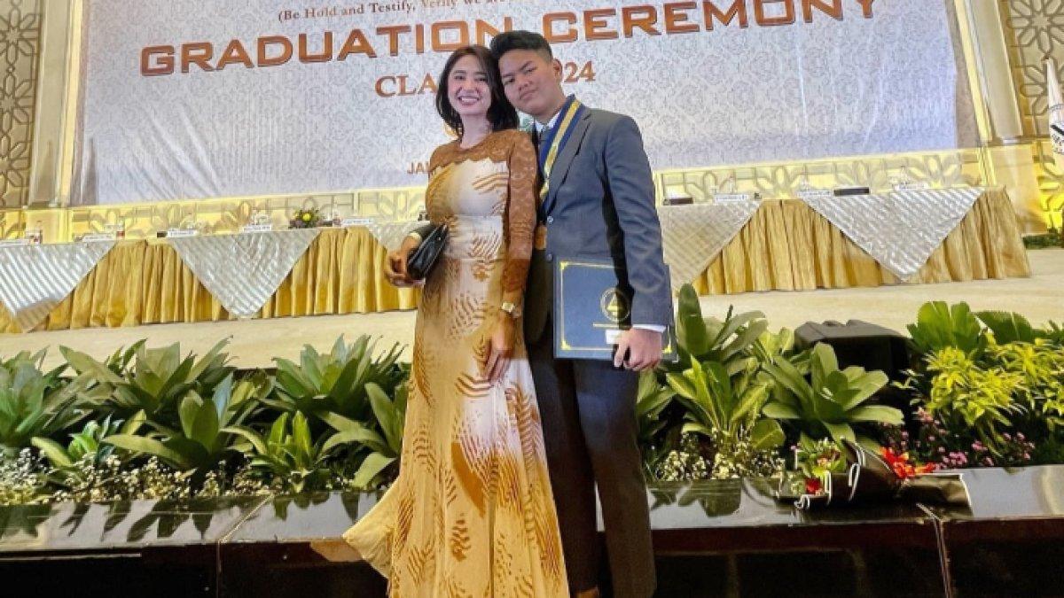 Momen Dewi Perssik hadiri wisuda Felice Gabriel.