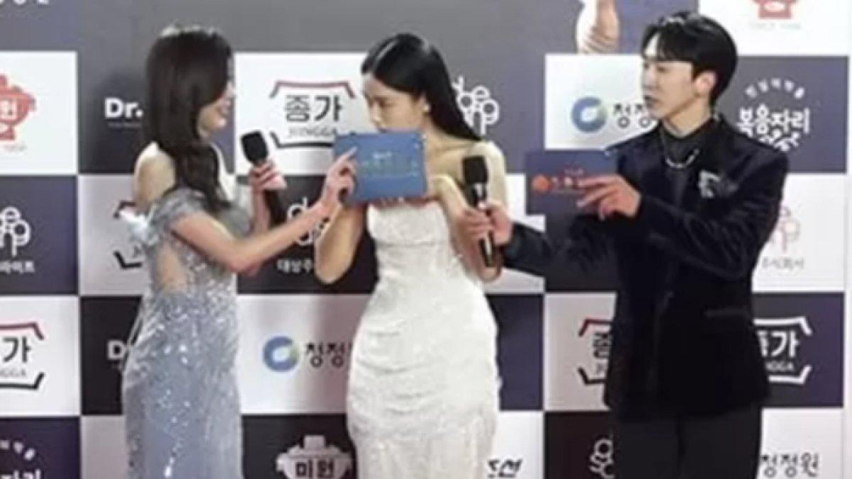 Momen gaun artis ini melorot saat melenggang di red carpet sebuah ajang penghargaan
