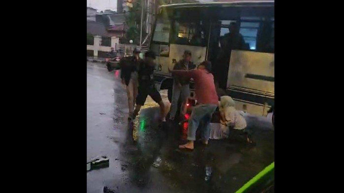 Momen ibu-ibu di Bogor tersungkur saat melerai duel sengit sopir bus vs pengamen