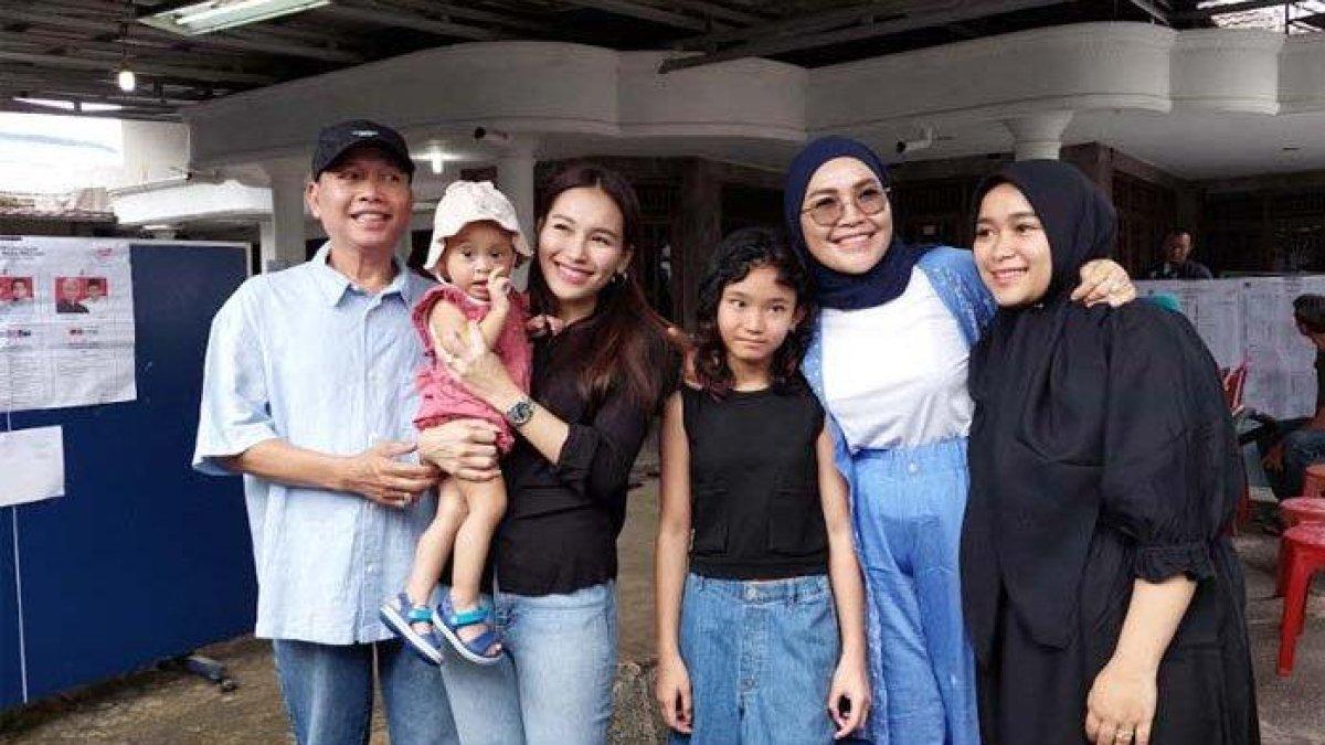 Momen kekompakan keluarga Ayu Ting Ting nyoblos datangi TPS di Depok, isyaratkan pilihan capresnya.
