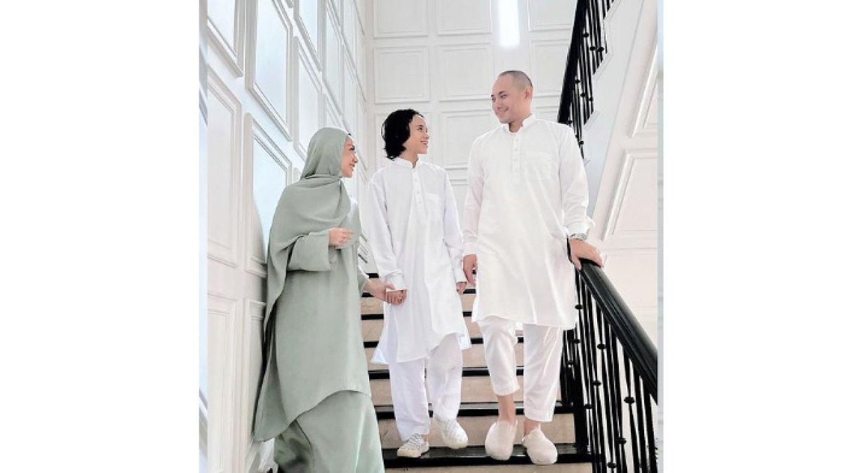 Momen lebaran Enzy Storia dan BCL bersama pasangan tercinta.