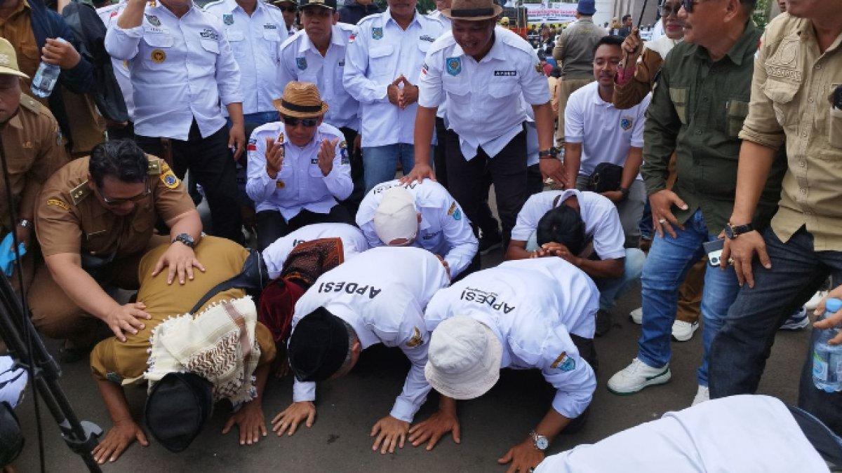 Momen massa Apdesi joget-joget hingga sujud syukur setelah tuntutannya dikabulkan DPR RI
