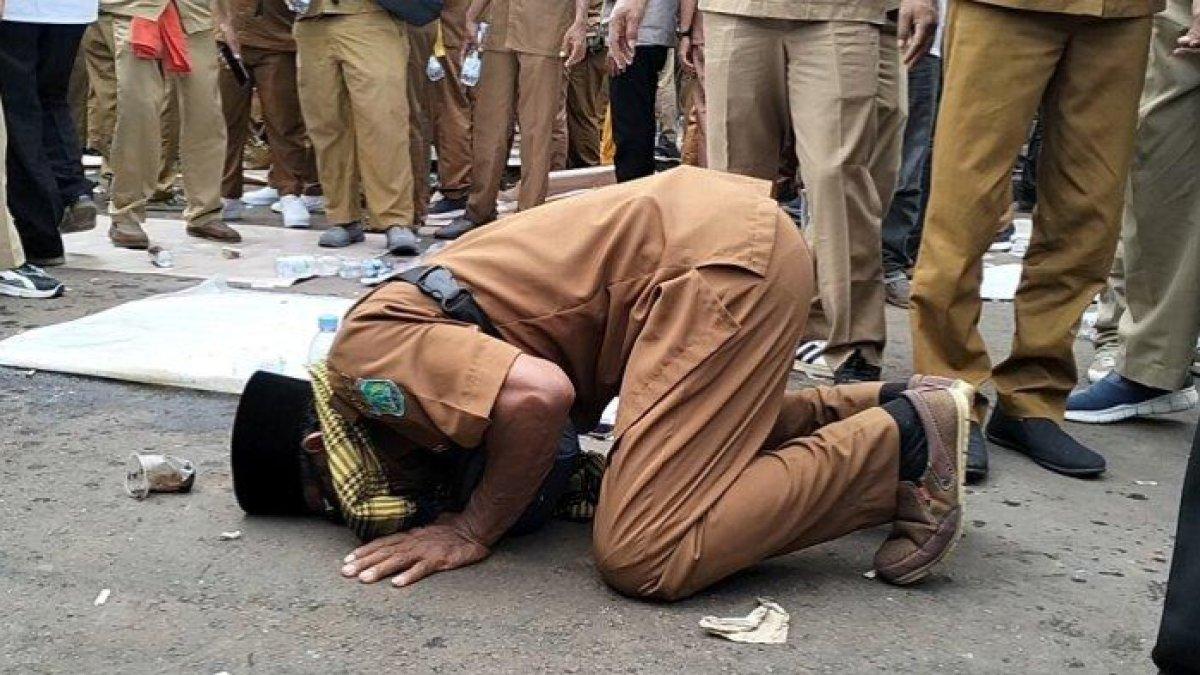 Momen massa Apdesi joget-joget hingga sujud syukur setelah tuntutannya dikabulkan DPR RI