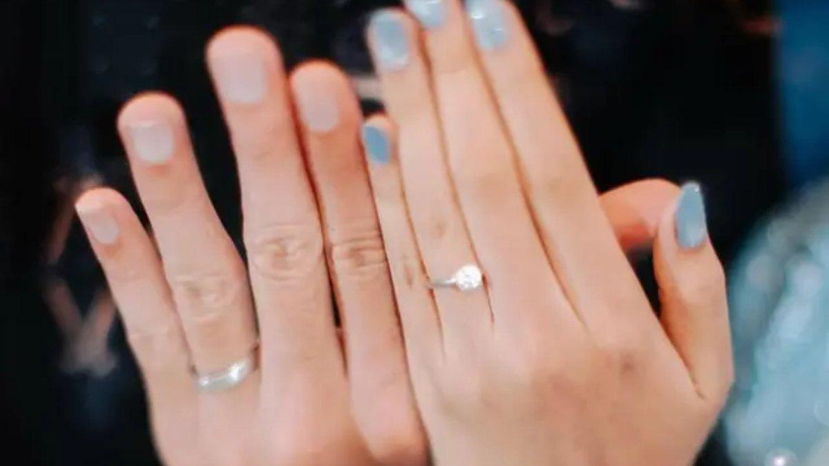 Momen pamer cincin lamaran antara Rizky Ridho dan Sendy Aulia.