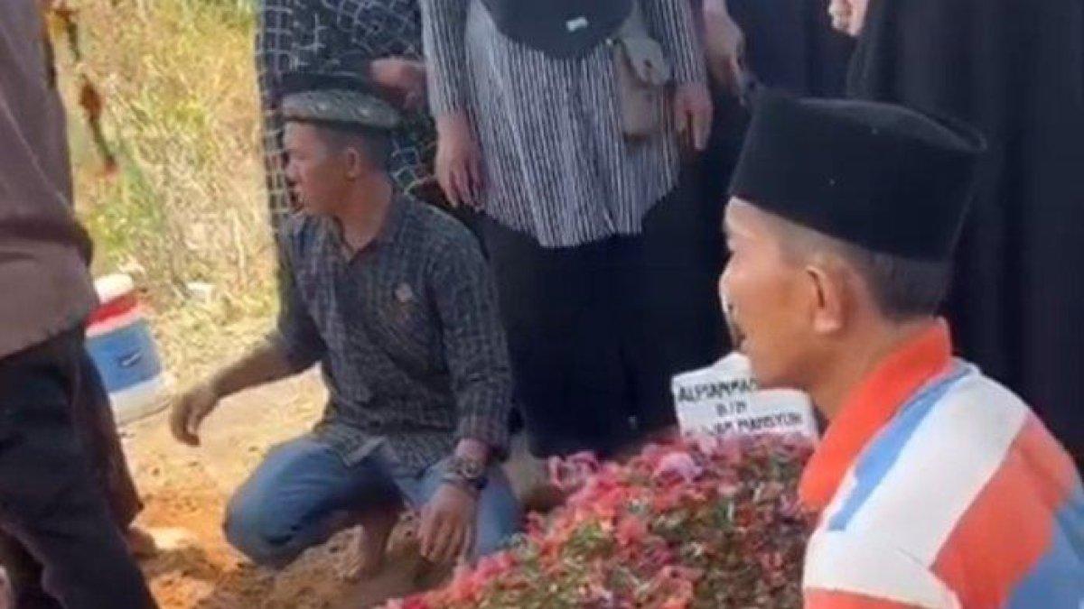 Momen pemakaman ayah Pipit Patmawati