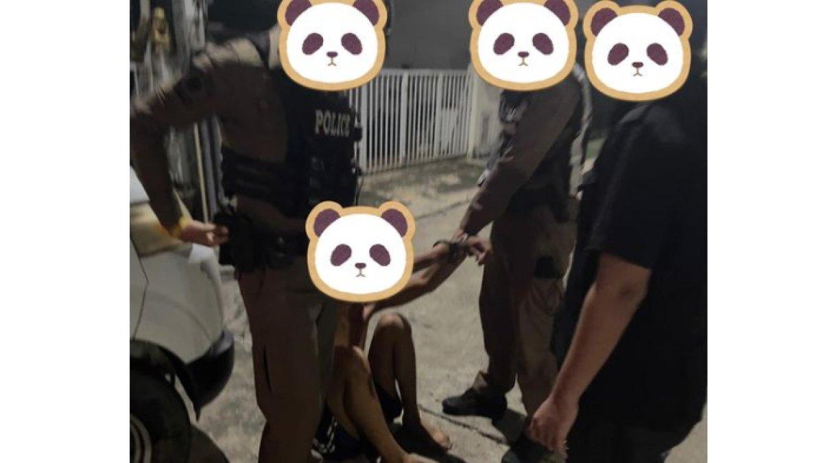 Momen pria masturbasi di rumah tetangga ditangkap