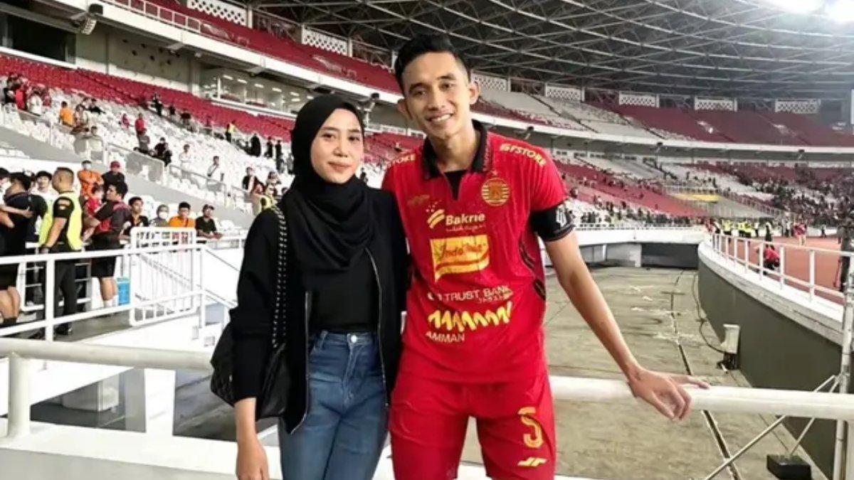 Momen saat Sendy Aulia menemani Rizky Ridho dari tribun penonton.