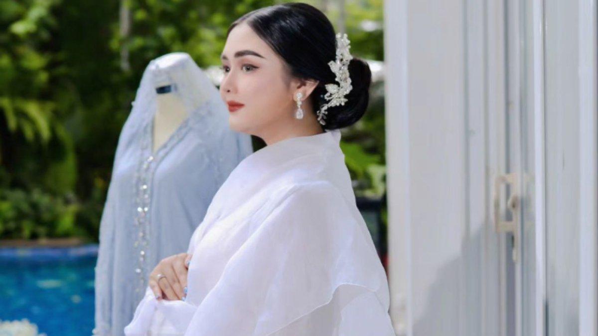 Momen tujuh bulanan atau tingkeban putra Ari Sigit dan Suci Winata