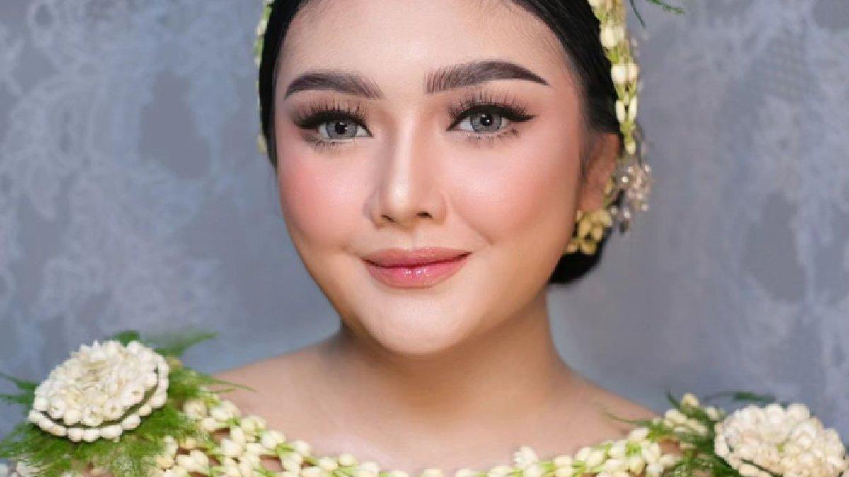 Momen tujuh bulanan atau tingkeban putra Ari Sigit dan Suci Winata