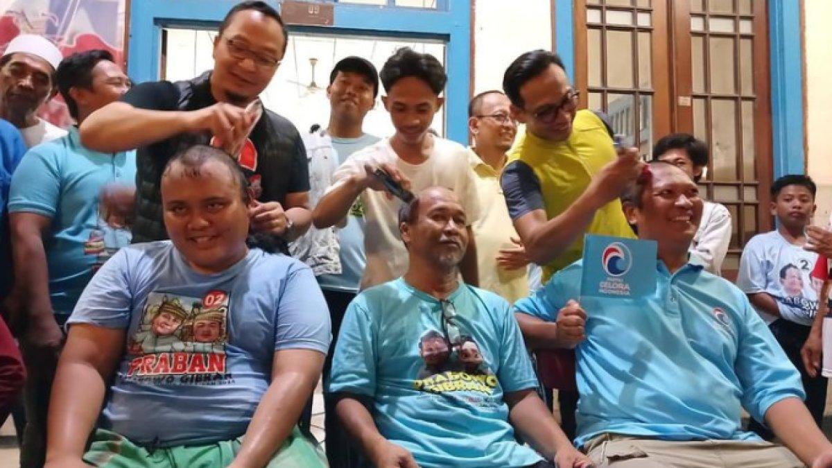 Momen warga di Gresik cukur gundul setelah Prabowo-Gibran unggul di Quick Count