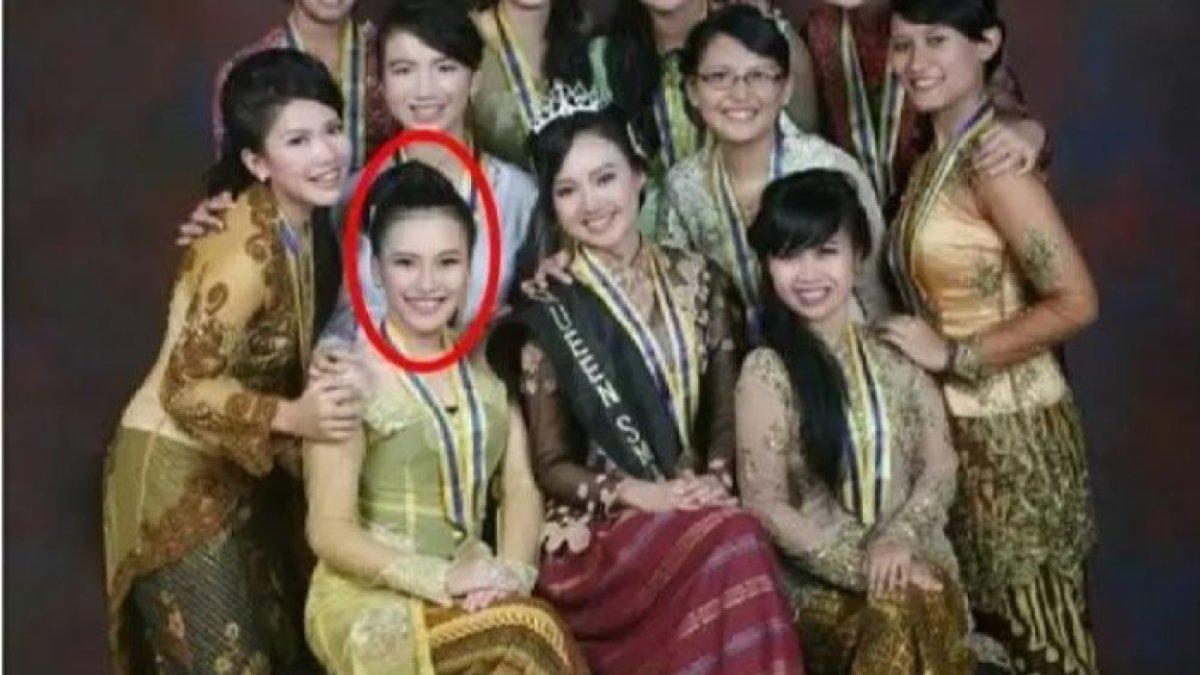 Momen wisuda Ayu Ting Ting