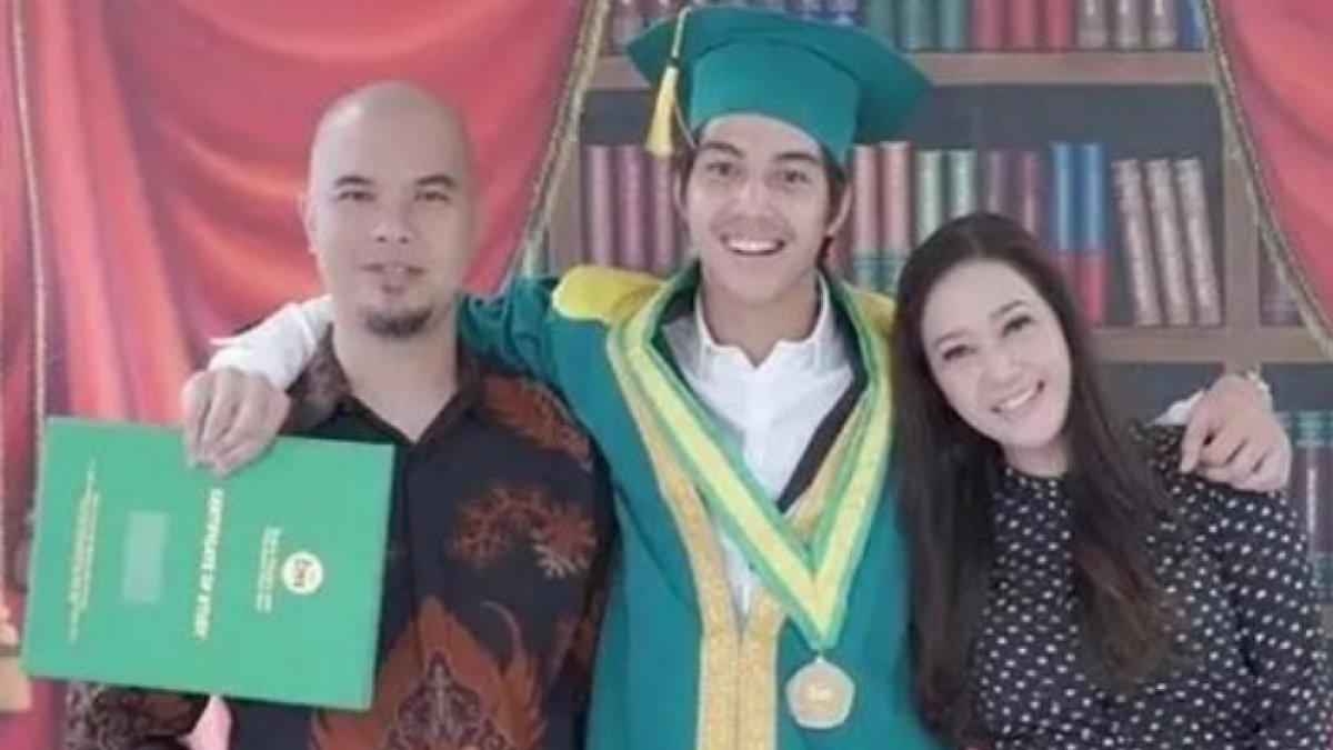 Momen wisuda El Rumi