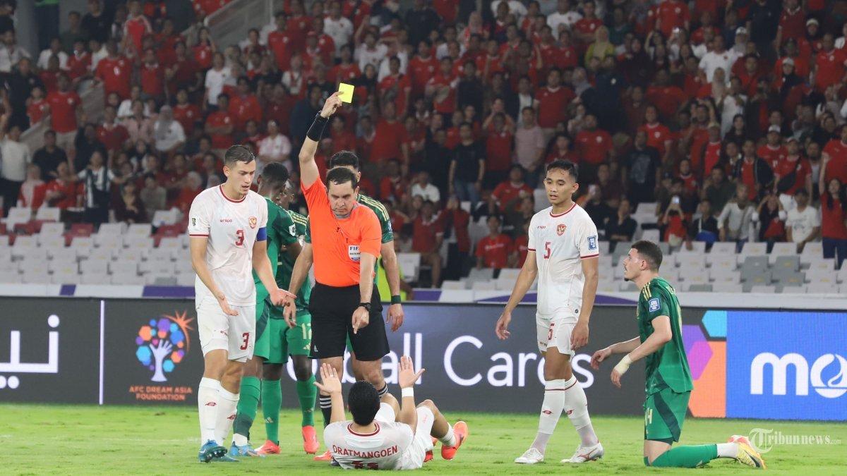 KEKALAHAN TIMNAS INDONESIA - Moment saat Ragnar Oratmangoen mendapatkan kartu kuning saat melawan Arab Saudi pada laga kualifikasi piala dunia zona asia grup C 2026 di SUGBK, Senayan, Jakarta Pusat, Selasa (19/11/2024). Arab Saudi tundukkan 10 pemain China 1-0.