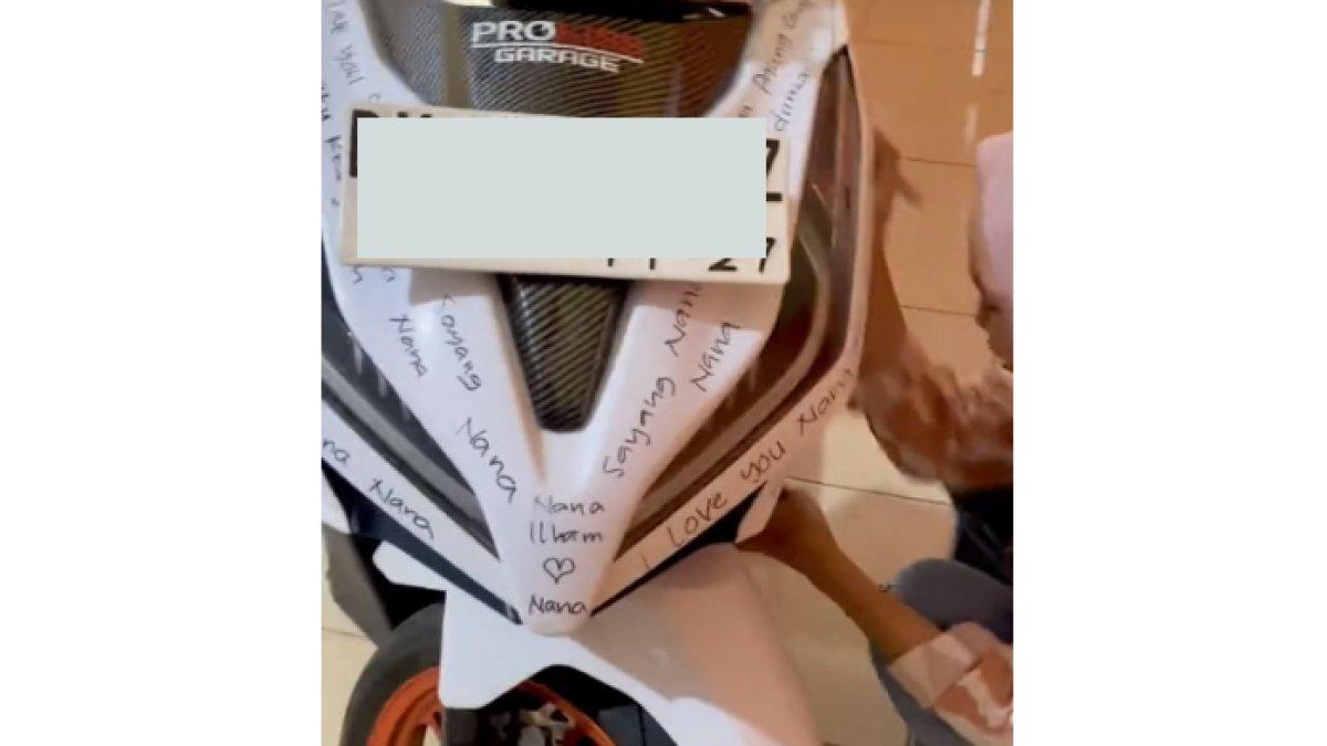 Motor dicoret-coret oleh sang pacar