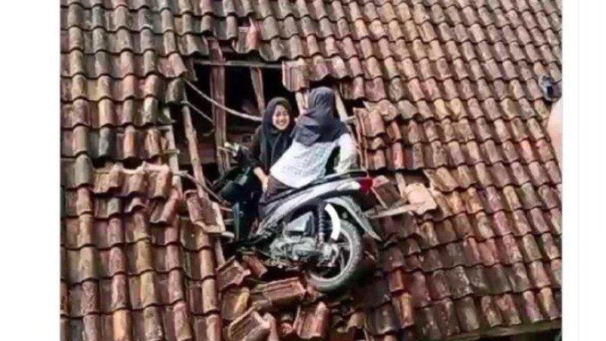 Lani Alviani(12), siswi SD yang viral karena motornya nyungsep ke atap rumah warga saat berboncengan dengan temannya kini menguraikan cerita kejadian