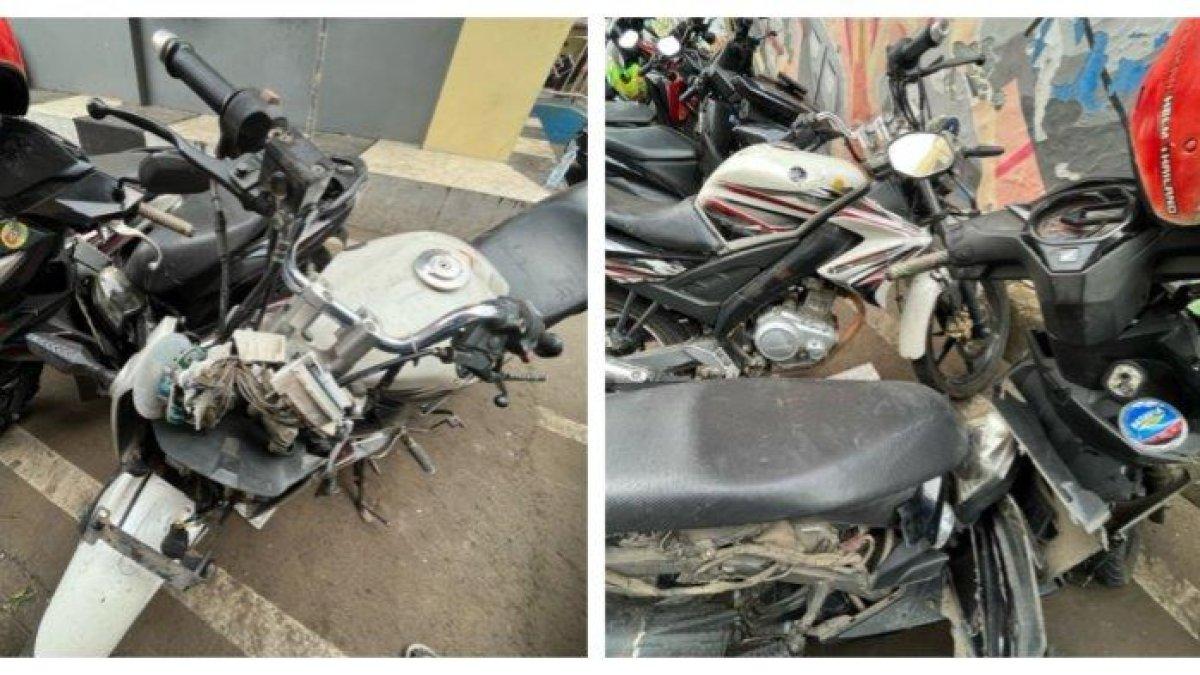 Motor pelaku pencurian rusak parah dirusak warga.