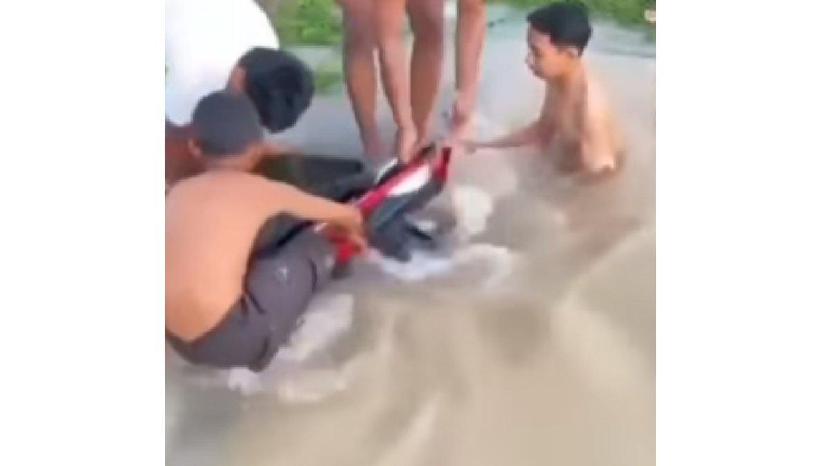 Motor tersangkut di selokan Takalar, saat diselamatkan malah terbawa derasnya arus