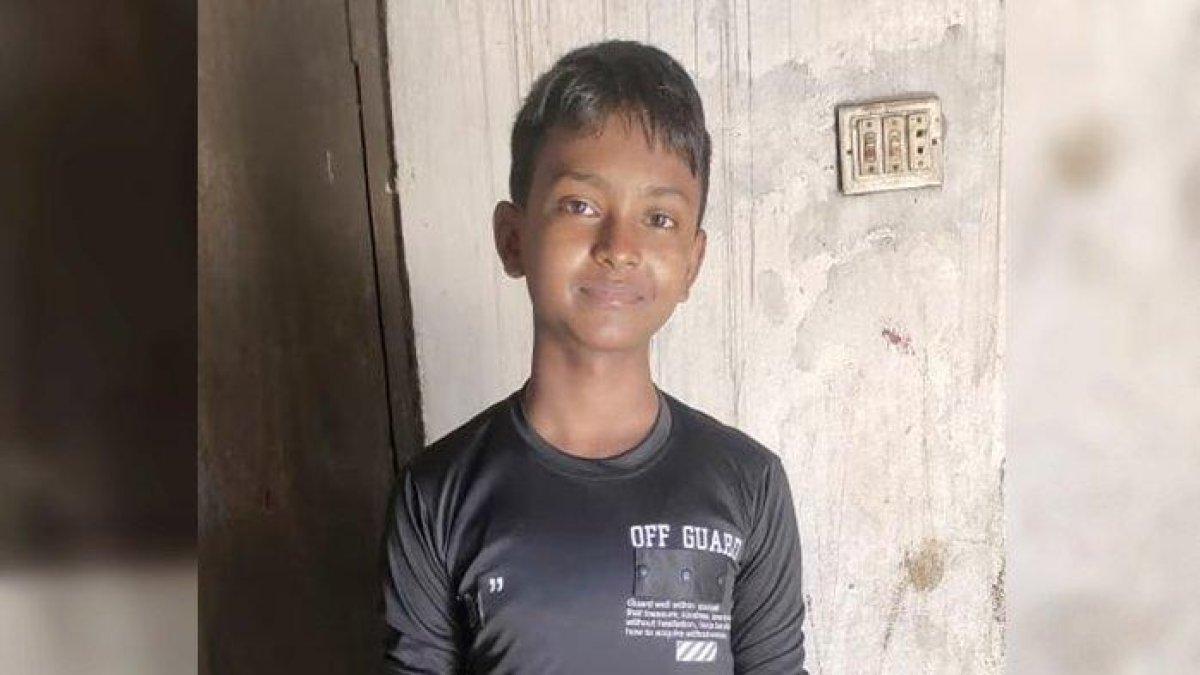 Dalam foto yang dibagikan oleh keluarga, pengungsi Rohingya, Muhammad Ansar, 14, berpose untuk difoto pada 20 November 2023, hari ia meninggalkan tempat penampungan keluarganya di kamp pengungsi Bangladesh, untuk menaiki perahu menuju Indonesia yang kini telah hilang.