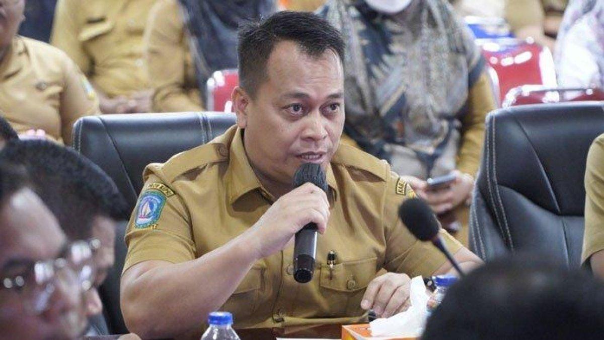 BUPATI LINGGA - Muhammad Nizar saat menghadiri acara sosialisasi pengelolaan Barang Milik Daerah di ruang rapat Barenlitbang Lingga di Daik, Senin (12/12/2022). Muhammad Nizar yang menjabat sebagai Bupati Lingga periode 2021 - 2024.