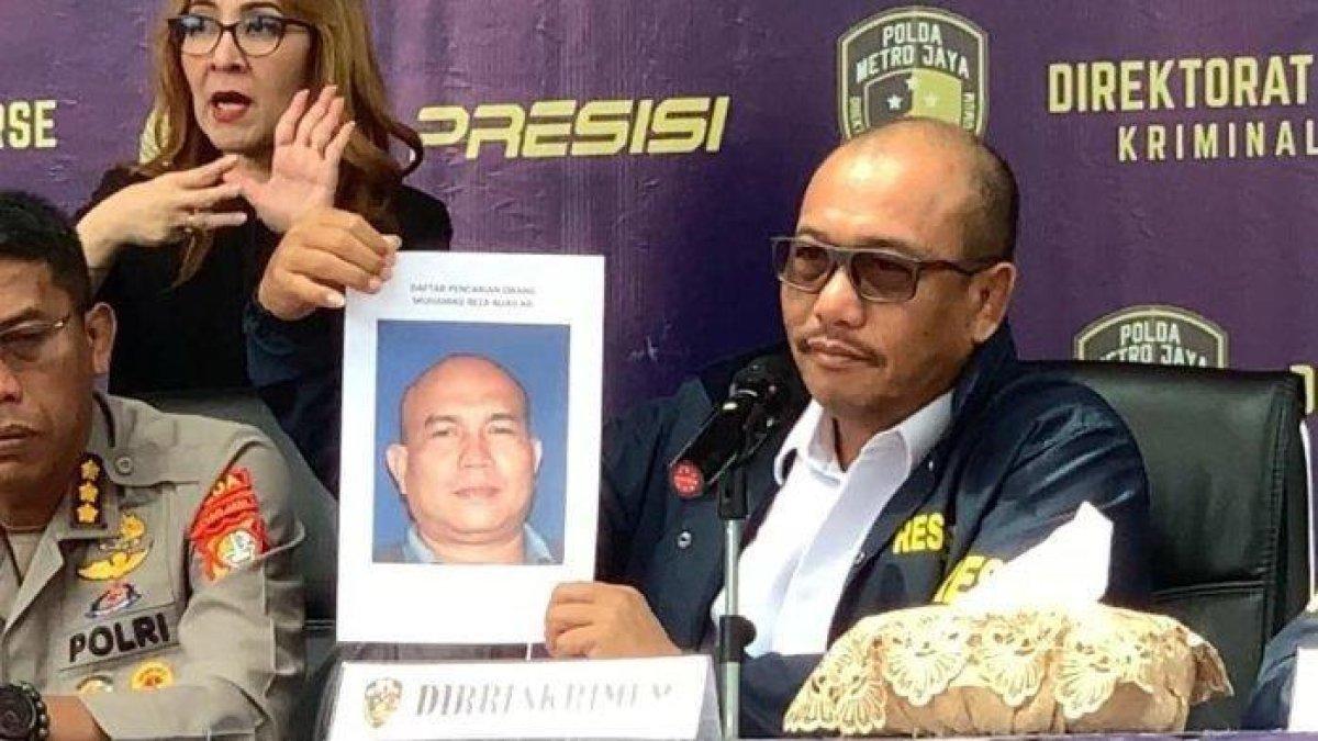 KETUA PP TANGSEL BURON - Dalam foto yang dirilis pihak kepolisian, Muhammad Reza terlihat berkepala plontos dan berpostur tubuh berisi. Ketua Pemuda Pancasila Tangsel itu kini berstatus buronan usai diduga menguasai parkiran RSU secara ilegal sejak 2017.