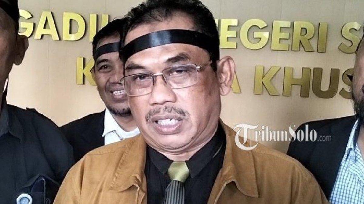 PROFIL MUHAMMAD TAUFIQ - Penggugat ijazah Presiden ke-7 RI Joko Widodo (Jokowi) sekaligus advokat asal Solo, Muhammad Taufiq melaporkan mantan Menkopolhukam, Mahfud MD lantaran dianggap telah melakukan penghinaan terhadap pengadilan atau contempt of court. Pelaporan ini dilakukan setelah Mahfud menyatakan bahwa Pengadilan Negeri (PN) dan Pengadilan Tata Usaha Negara (PTUN) bakal menolak gugatan terkait dugaan palsunya ijazah Jokowi.