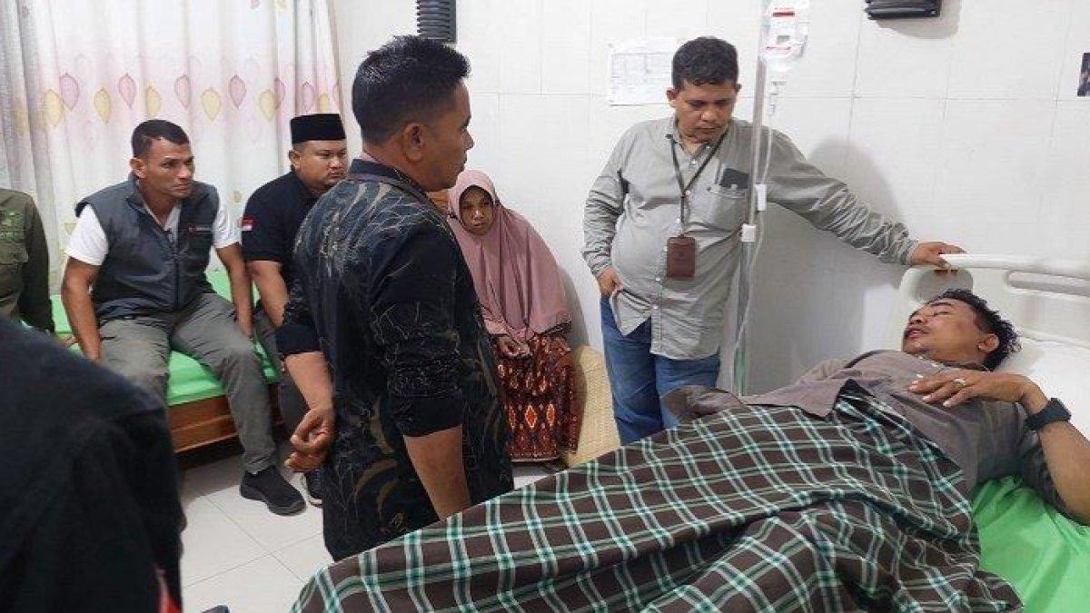 Mukhlisin, Pengawas Tempat Pemungutan Suara (PTPS) 08 di Gampong Rawang Itek, Kecamatan Tanah Jambo Aye, Aceh Utara dianiaya hingga terluka parah.