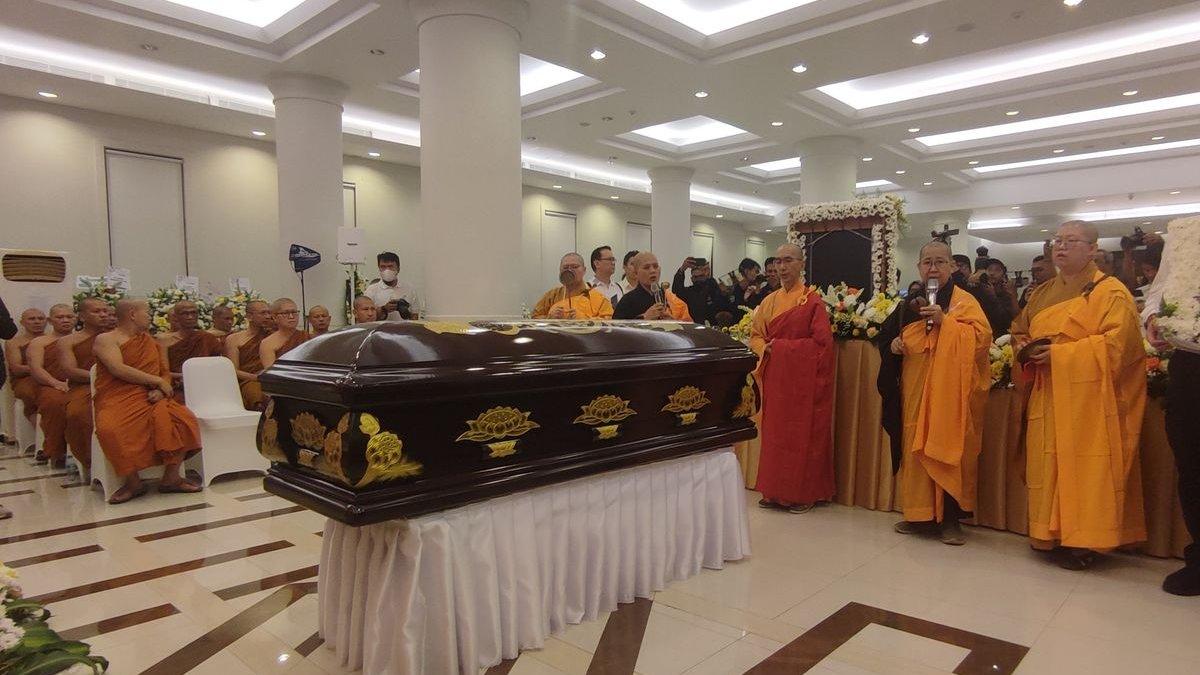 Peti mati berisi jenazah pengusaha Murdaya Poo di GVA Mendut, Magelang, Senin (14/4/2025). Rencana keluarga gelar kremasi terbuka pakai kayu bakar ditentang warga sekitar, kini masih dalam proses kesepakatan.
