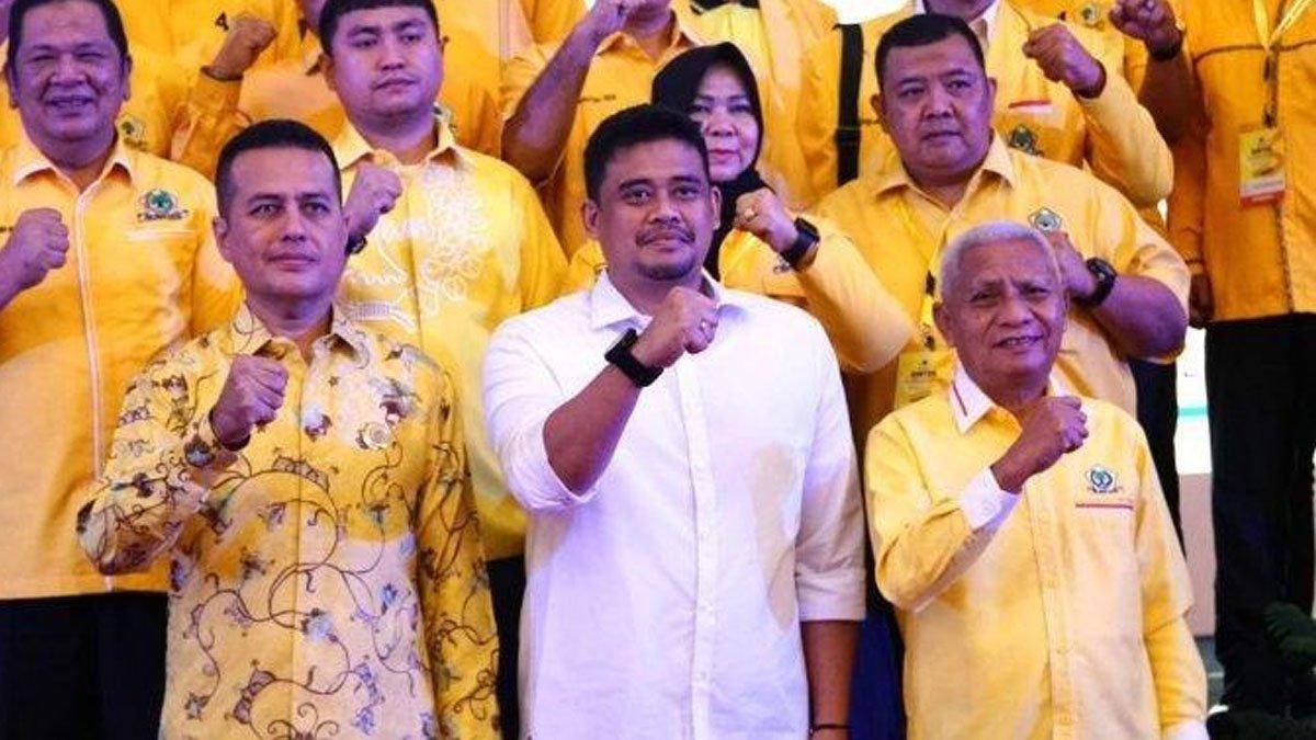 Ketua DPD Partai Golkar Sumatera Utara, Musa Rajekshah (kiri depan) mengumumkan Bupati Asahan Surya (kanan depan) menjadi Calon Wakil Gubernur Sumut mendampingi Bobby Nasution (tengah depan) di Pilkada Sumut 2024 mendatang.