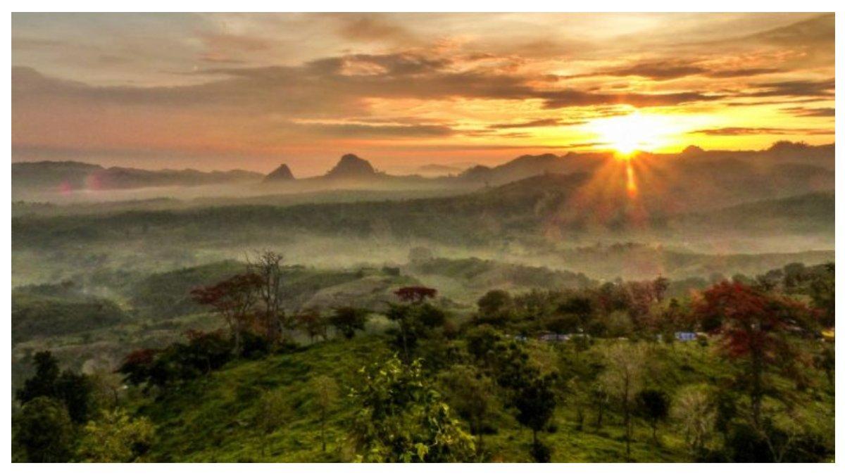 Pemandangan saat sore hari di Negeri Atas Angin